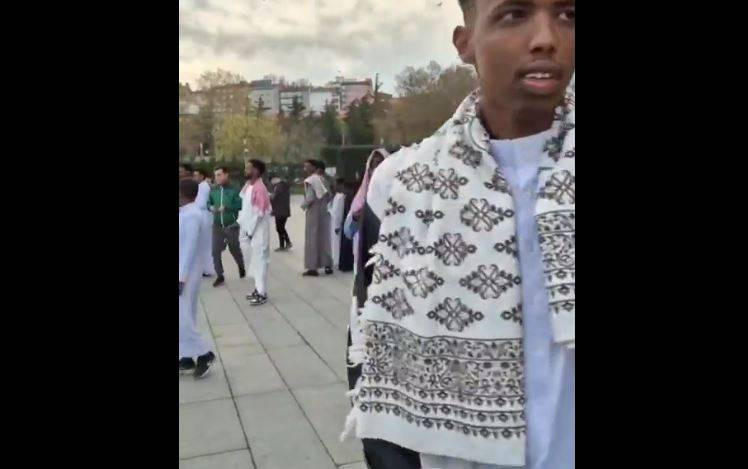 Melike Hatun camisinde bayram namazı sonrası. Yer: Maalesef Türkiye Cumhuriyeti'nin başkenti Ankara - Resim: 2